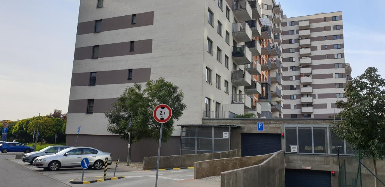 Apartman Bratislava City & Parking Buitenkant foto